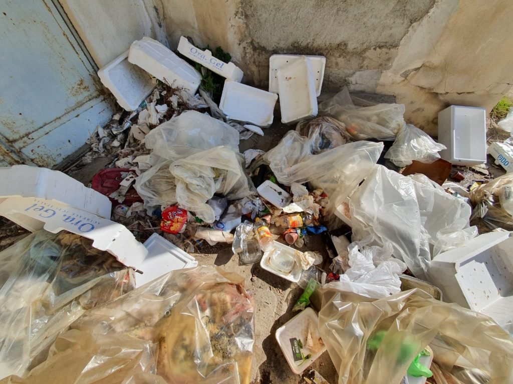 Larderia: ponte a rischio per incendio di un'autovettura e rifiuti di un noto supermercato 29 WhatsApp Image 2020 01 23 at 18.08.03 1