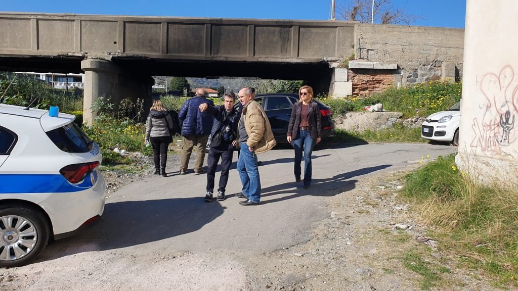 Larderia: ponte a rischio per incendio di un'autovettura e rifiuti di un noto supermercato 30 WhatsApp Image 2020 01 23 at 18.08.03