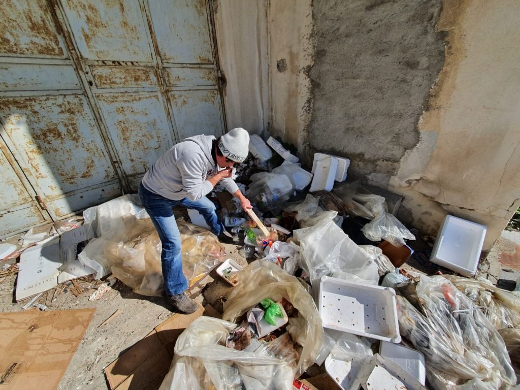 Larderia: ponte a rischio per incendio di un'autovettura e rifiuti di un noto supermercato 28 WhatsApp Image 2020 01 23 at 18.08.03 2