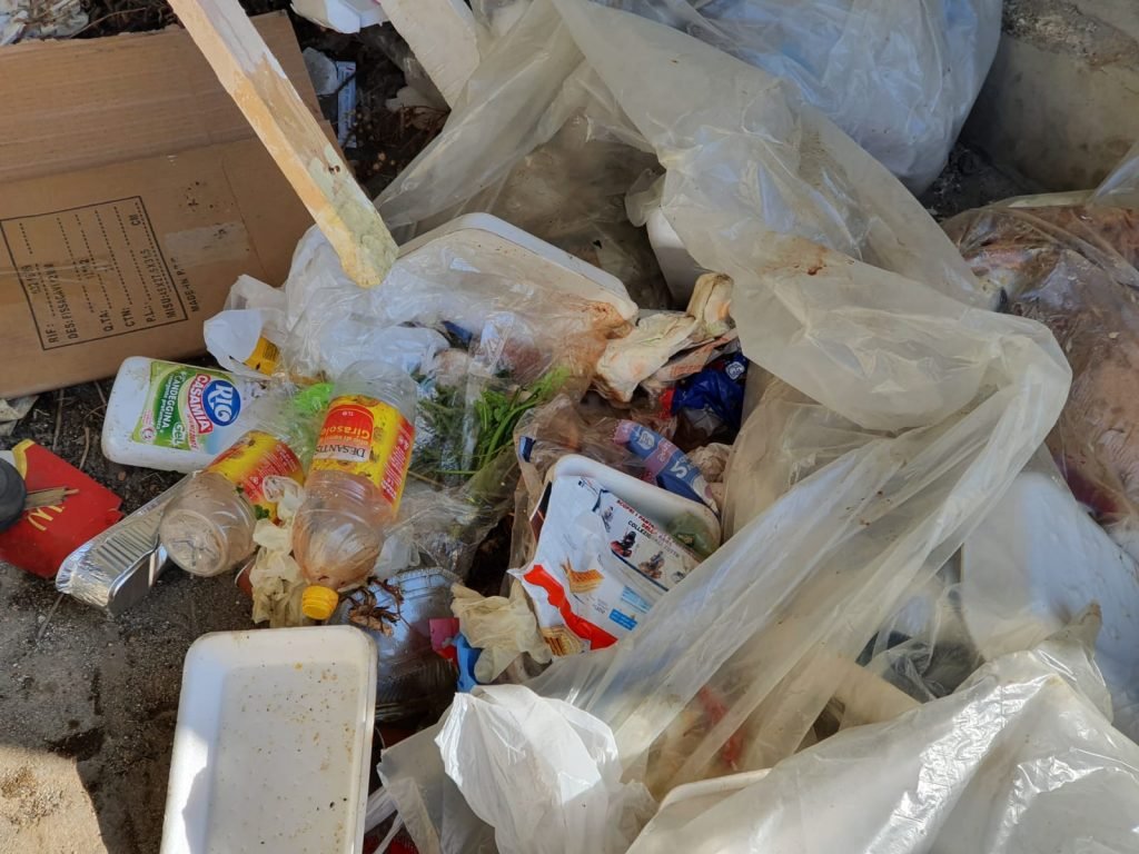 Larderia: ponte a rischio per incendio di un'autovettura e rifiuti di un noto supermercato 27 WhatsApp Image 2020 01 23 at 18.08.04