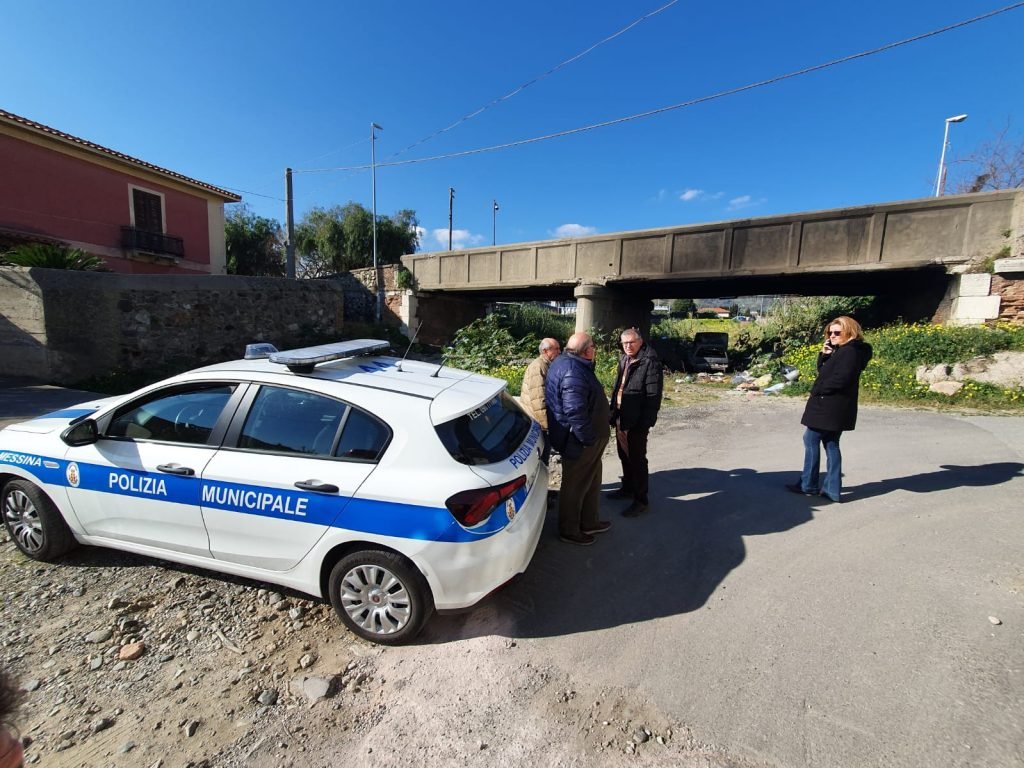 Larderia: ponte a rischio per incendio di un'autovettura e rifiuti di un noto supermercato 25 WhatsApp Image 2020 01 23 at 18.08.05
