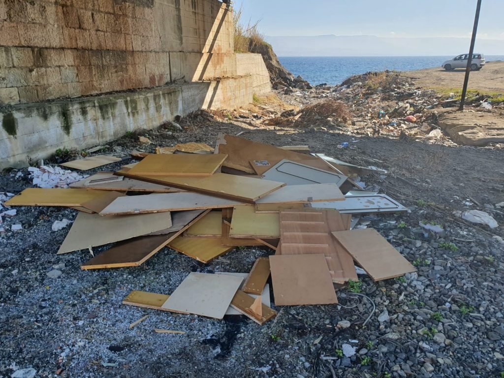 Larderia: ponte a rischio per incendio di un'autovettura e rifiuti di un noto supermercato 22 WhatsApp Image 2020 01 23 at 18.08.06