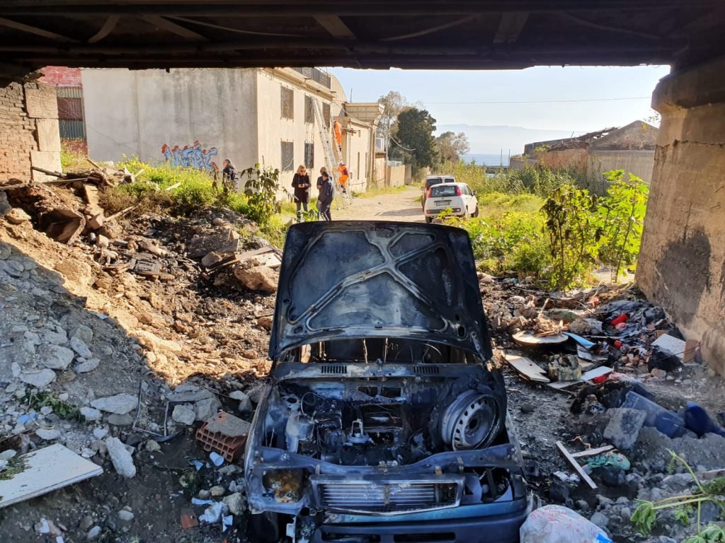 Larderia: ponte a rischio per incendio di un'autovettura e rifiuti di un noto supermercato 18 WhatsApp Image 2020 01 23 at 18.08.07 1