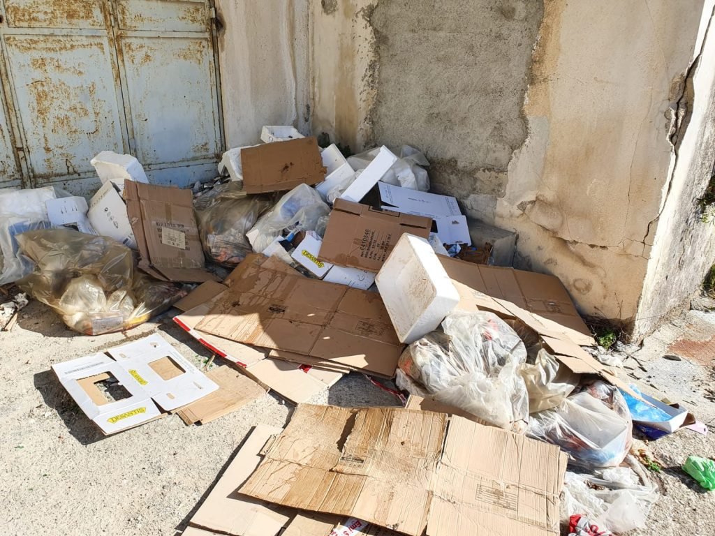 Larderia: ponte a rischio per incendio di un'autovettura e rifiuti di un noto supermercato 19 WhatsApp Image 2020 01 23 at 18.08.07