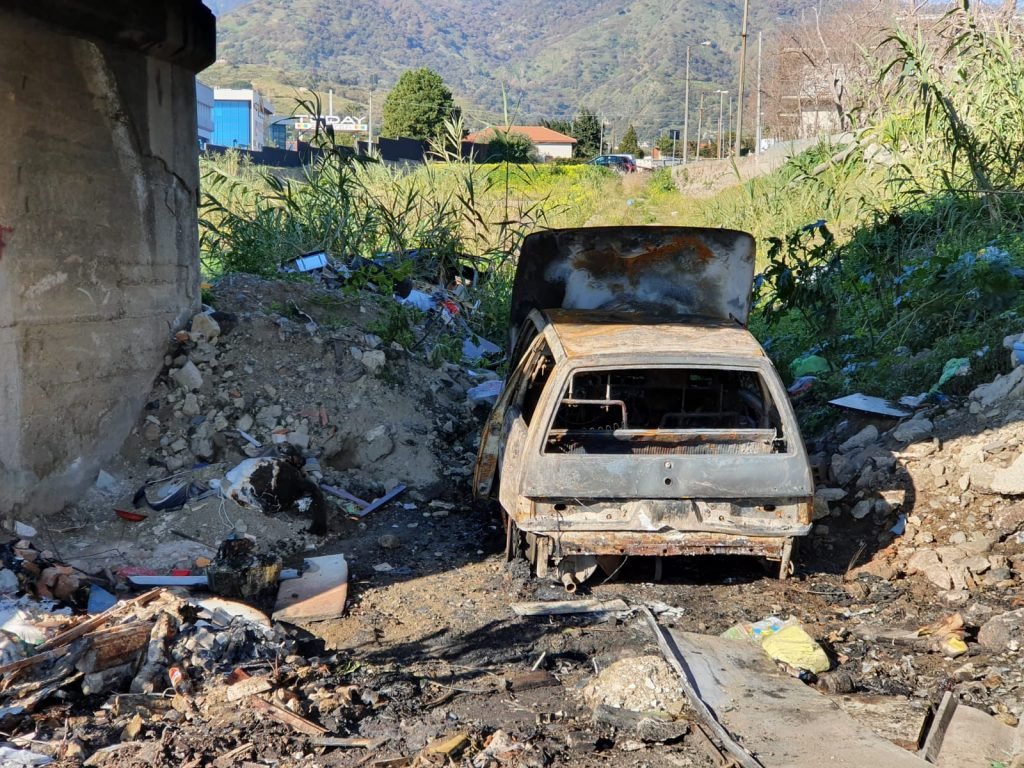 Larderia: ponte a rischio per incendio di un'autovettura e rifiuti di un noto supermercato 13 WhatsApp Image 2020 01 23 at 18.08.09 1