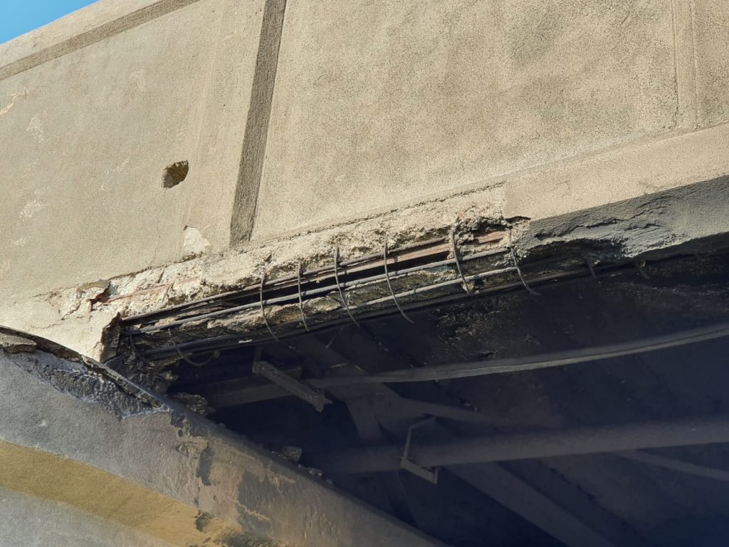 Larderia: ponte a rischio per incendio di un'autovettura e rifiuti di un noto supermercato 14 WhatsApp Image 2020 01 23 at 18.08.09