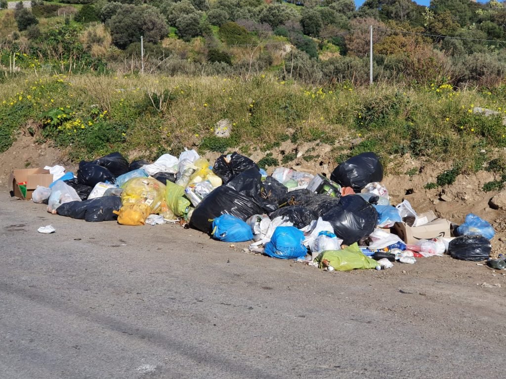 Larderia: ponte a rischio per incendio di un'autovettura e rifiuti di un noto supermercato 10 WhatsApp Image 2020 01 23 at 18.08.10 1