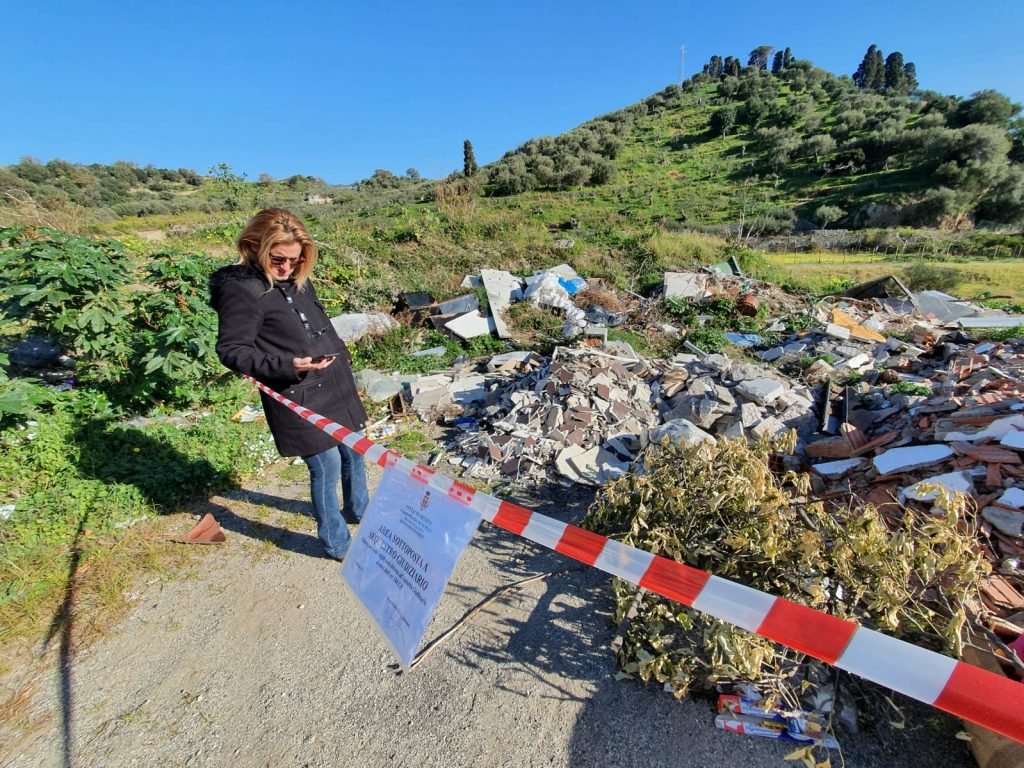 Larderia: ponte a rischio per incendio di un'autovettura e rifiuti di un noto supermercato 8 WhatsApp Image 2020 01 23 at 18.08.11 1