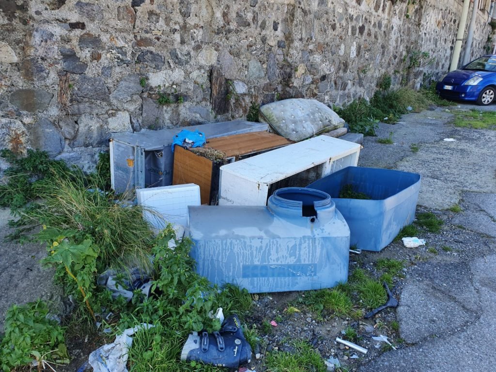 Larderia: ponte a rischio per incendio di un'autovettura e rifiuti di un noto supermercato 9 WhatsApp Image 2020 01 23 at 18.08.11