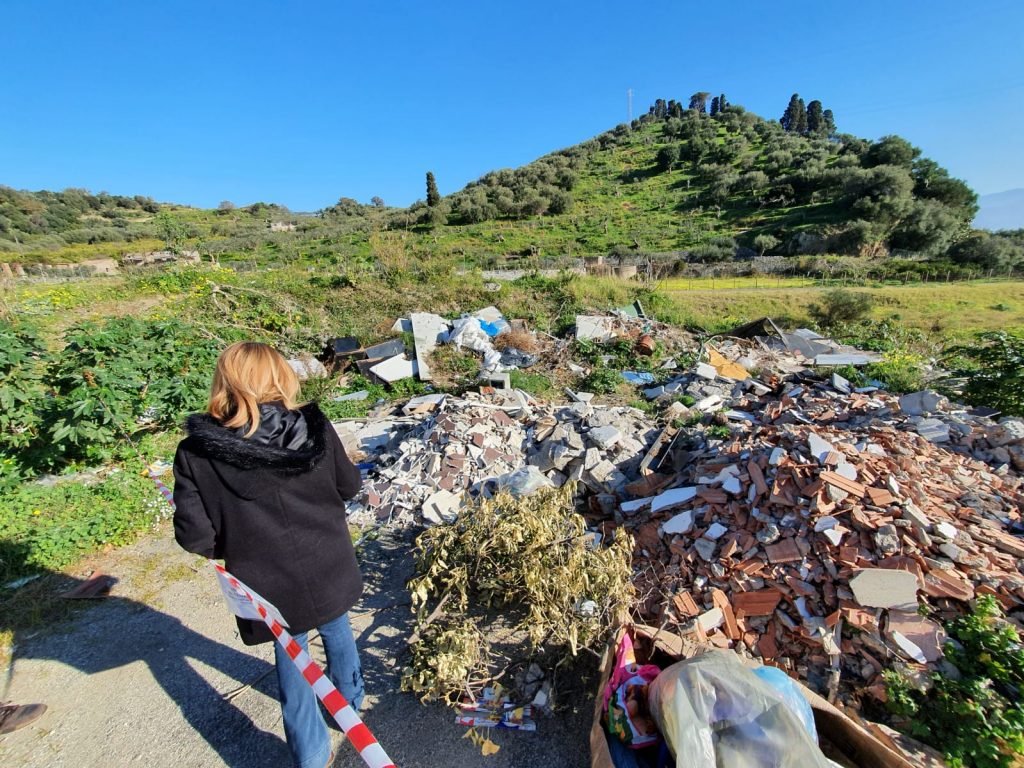 Larderia: ponte a rischio per incendio di un'autovettura e rifiuti di un noto supermercato 7 WhatsApp Image 2020 01 23 at 18.08.12