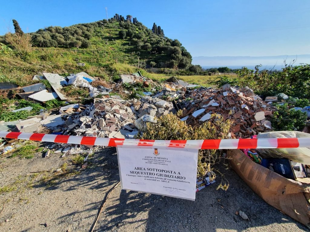 Larderia: ponte a rischio per incendio di un'autovettura e rifiuti di un noto supermercato 4 WhatsApp Image 2020 01 23 at 18.08.13