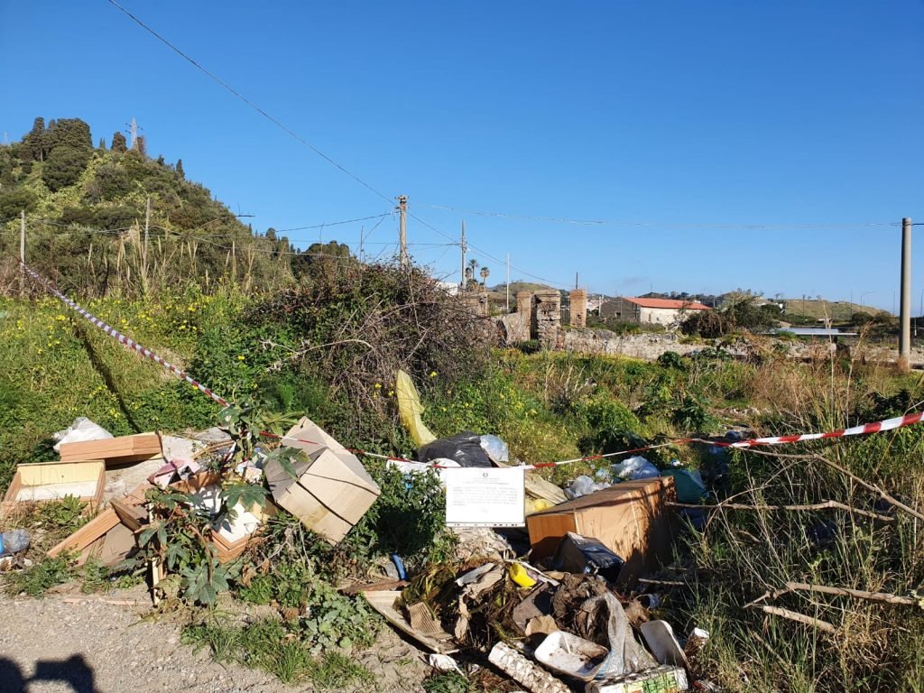 Larderia: ponte a rischio per incendio di un'autovettura e rifiuti di un noto supermercato 2 WhatsApp Image 2020 01 23 at 18.08.14