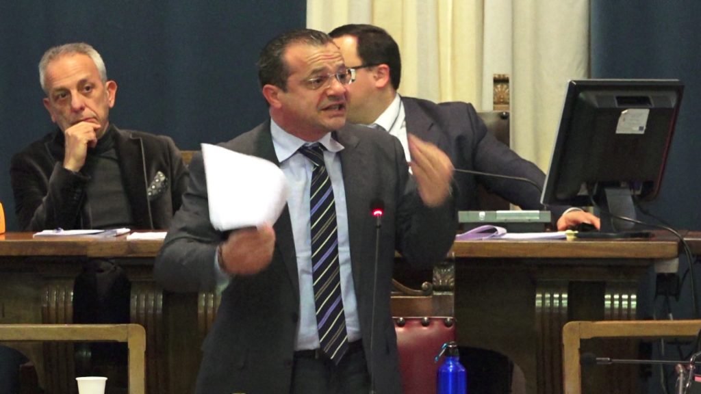 Cambio di passo: il rinvio dopo 7 ore di nulla. De Luca "distende" ed offre l'ultima chance al Consiglio 3 de luca interventyo