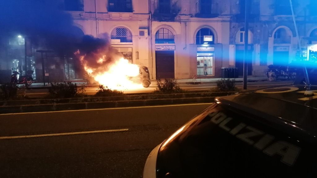 Smart in fiamme sulla via Garibaldi 21 IMG 20200203 183419