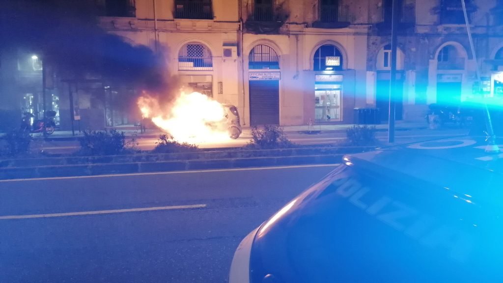 Smart in fiamme sulla via Garibaldi 20 IMG 20200203 183420