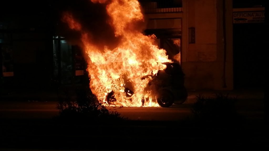 Smart in fiamme sulla via Garibaldi 18 IMG 20200203 183504