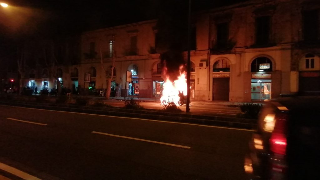 Smart in fiamme sulla via Garibaldi 17 IMG 20200203 183536