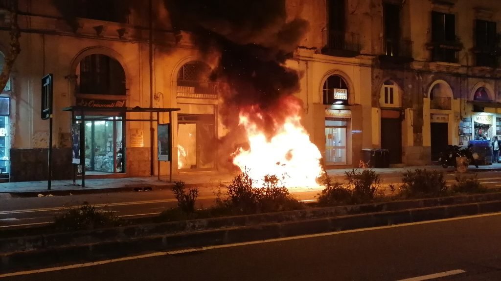 Smart in fiamme sulla via Garibaldi 16 IMG 20200203 183645