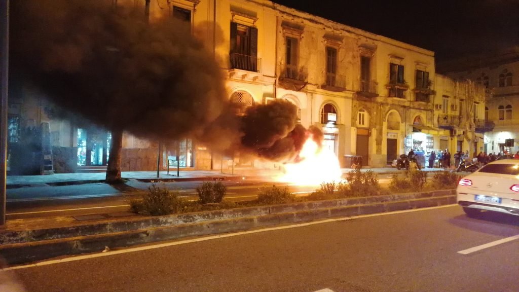 Smart in fiamme sulla via Garibaldi 15 IMG 20200203 183739