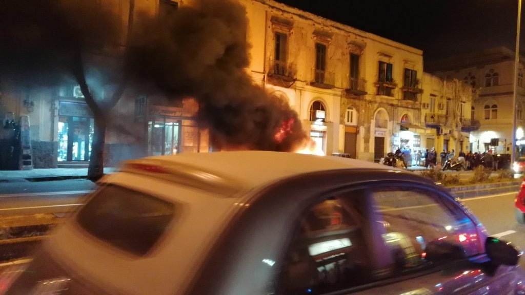 Smart in fiamme sulla via Garibaldi 14 IMG 20200203 183744