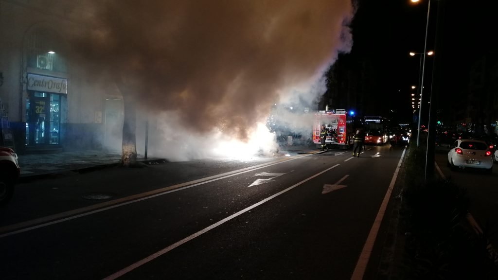 Smart in fiamme sulla via Garibaldi 12 IMG 20200203 183916