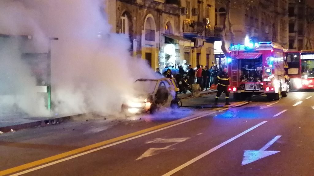 Smart in fiamme sulla via Garibaldi 10 IMG 20200203 183941