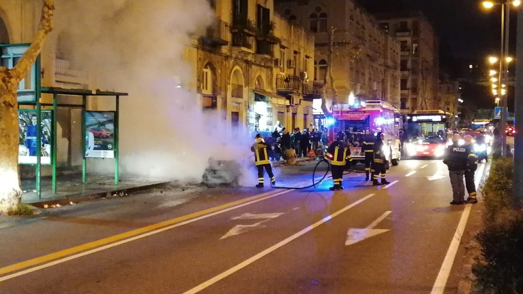 Smart in fiamme sulla via Garibaldi 9 IMG 20200203 184007