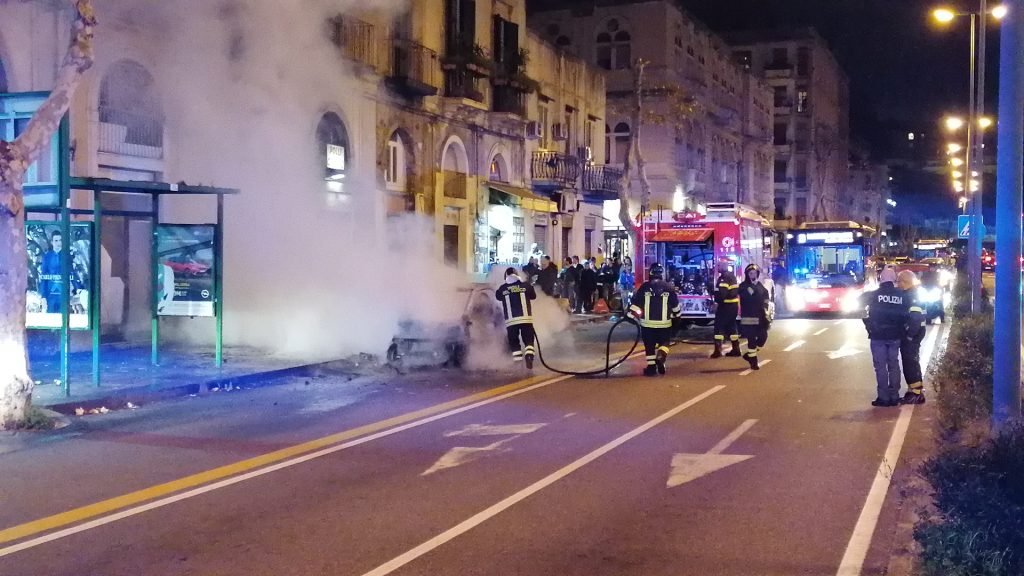 Smart in fiamme sulla via Garibaldi 8 IMG 20200203 184008