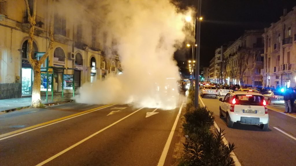 Smart in fiamme sulla via Garibaldi 7 IMG 20200203 184045