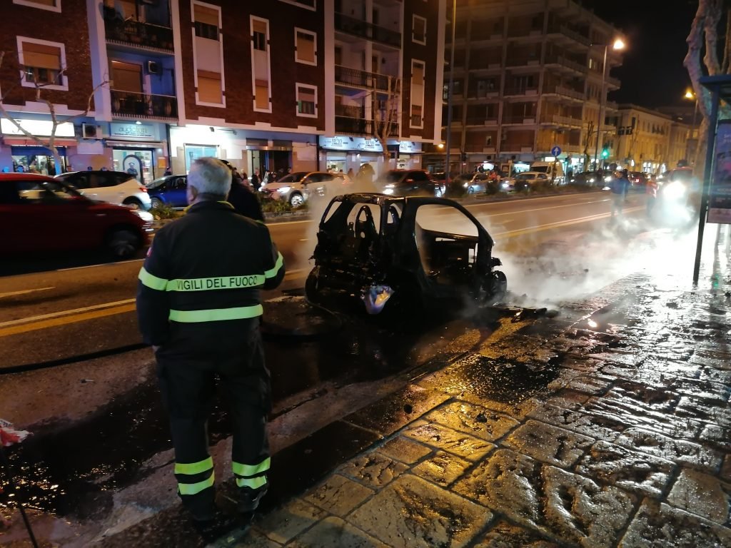 Smart in fiamme sulla via Garibaldi 6 IMG 20200203 184236