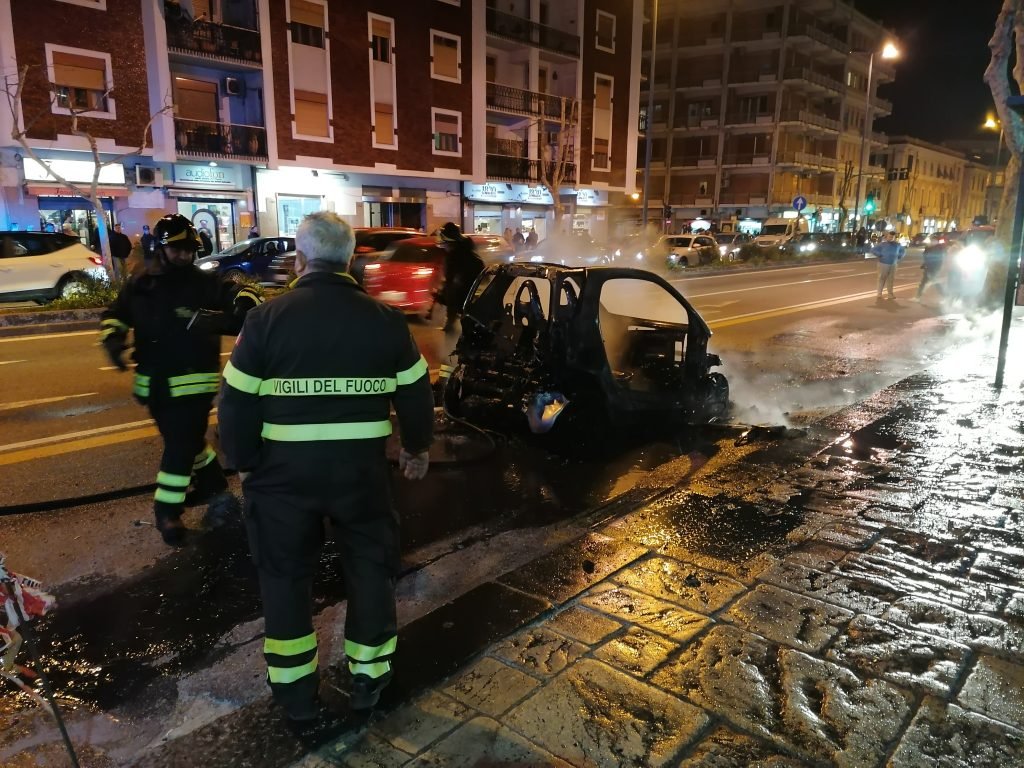 Smart in fiamme sulla via Garibaldi 5 IMG 20200203 184238