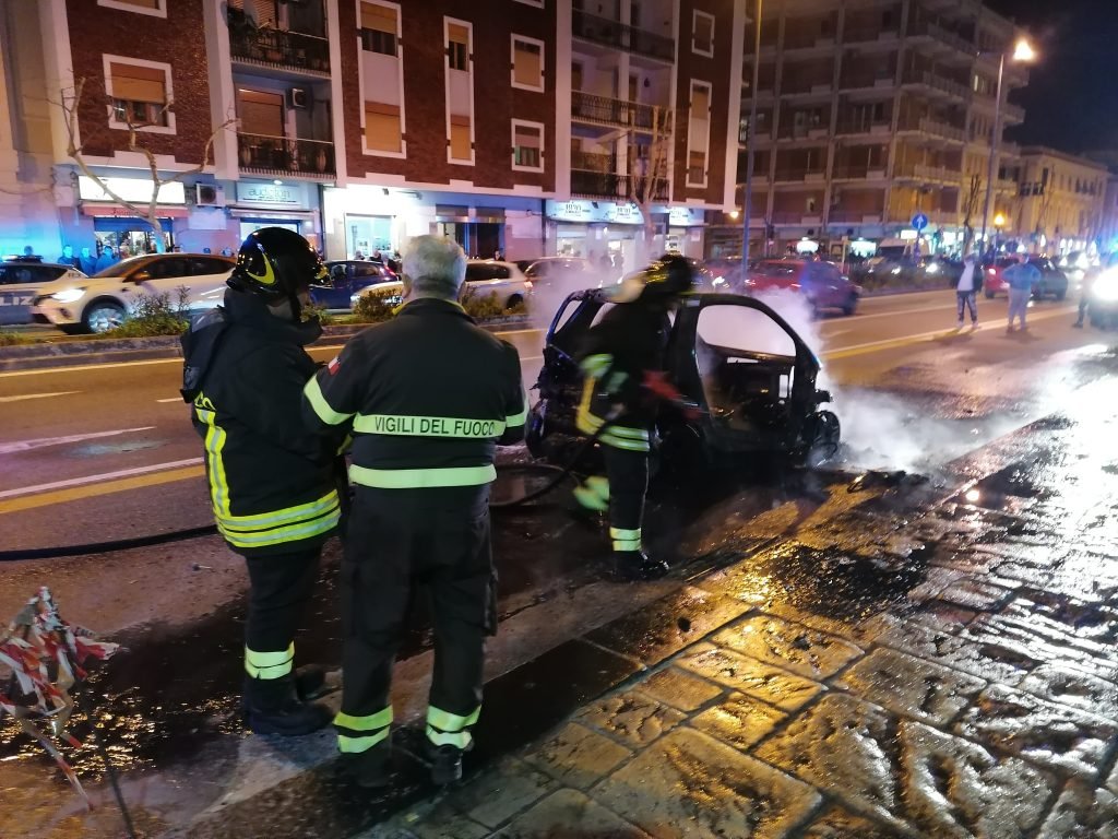 Smart in fiamme sulla via Garibaldi 4 IMG 20200203 184241