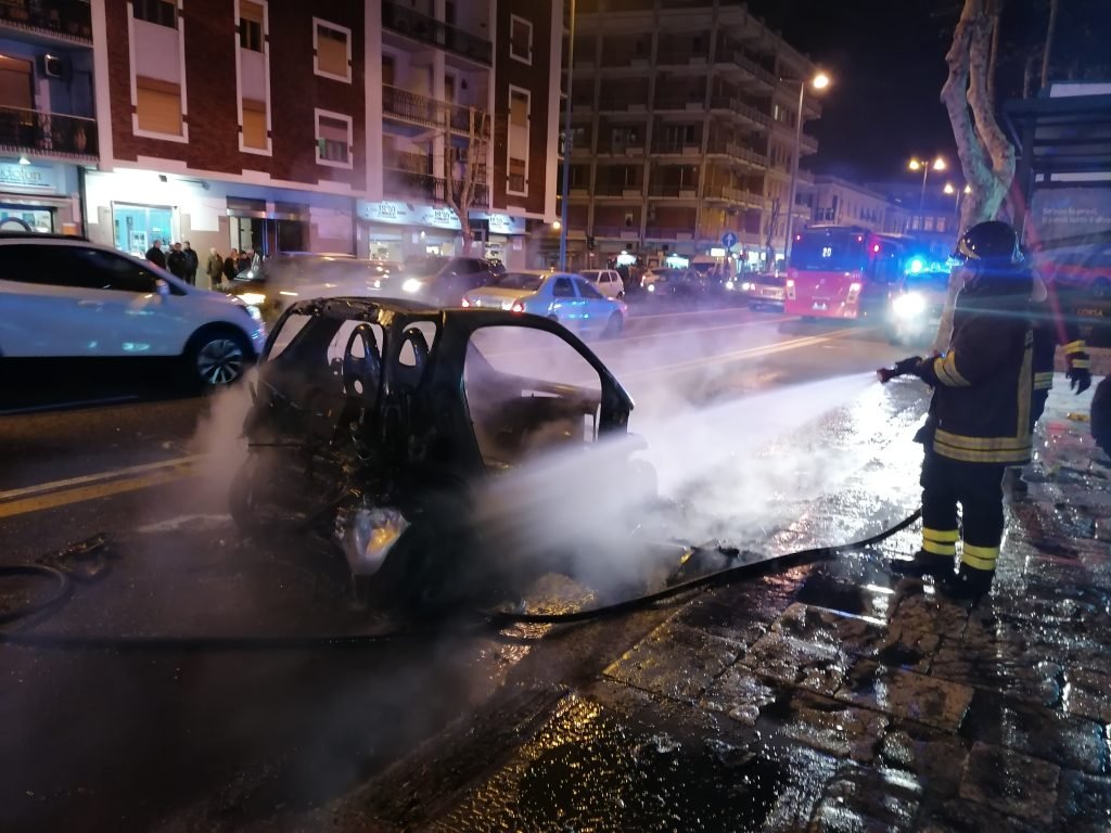 Smart in fiamme sulla via Garibaldi 3 IMG 20200203 184316