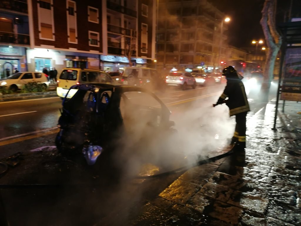 Smart in fiamme sulla via Garibaldi 2 IMG 20200203 184329