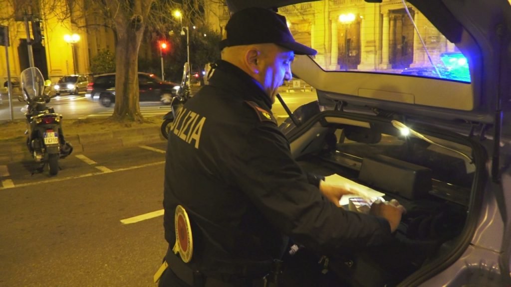 VIDEO - MOVIDA BLINDATA: Messina in un venerdì mai così calmo. Le Forze dell'Ordine presidiano la città 5 Still0222 00002