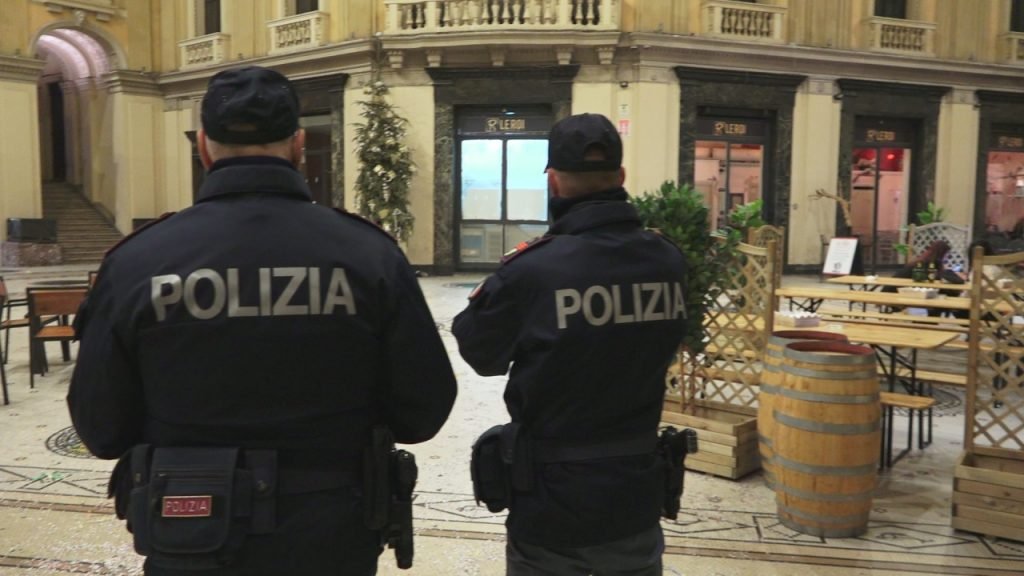 VIDEO - MOVIDA BLINDATA: Messina in un venerdì mai così calmo. Le Forze dell'Ordine presidiano la città 6 Still0222 00003