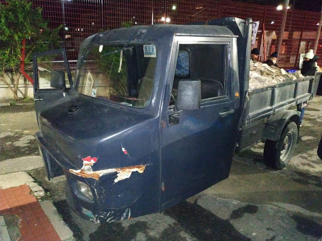 Getta rifiuti nel torrente Bisconte. Denunciato dalla Polizia Municipale. Non era la prima volta. 2 bisconte fermato 1