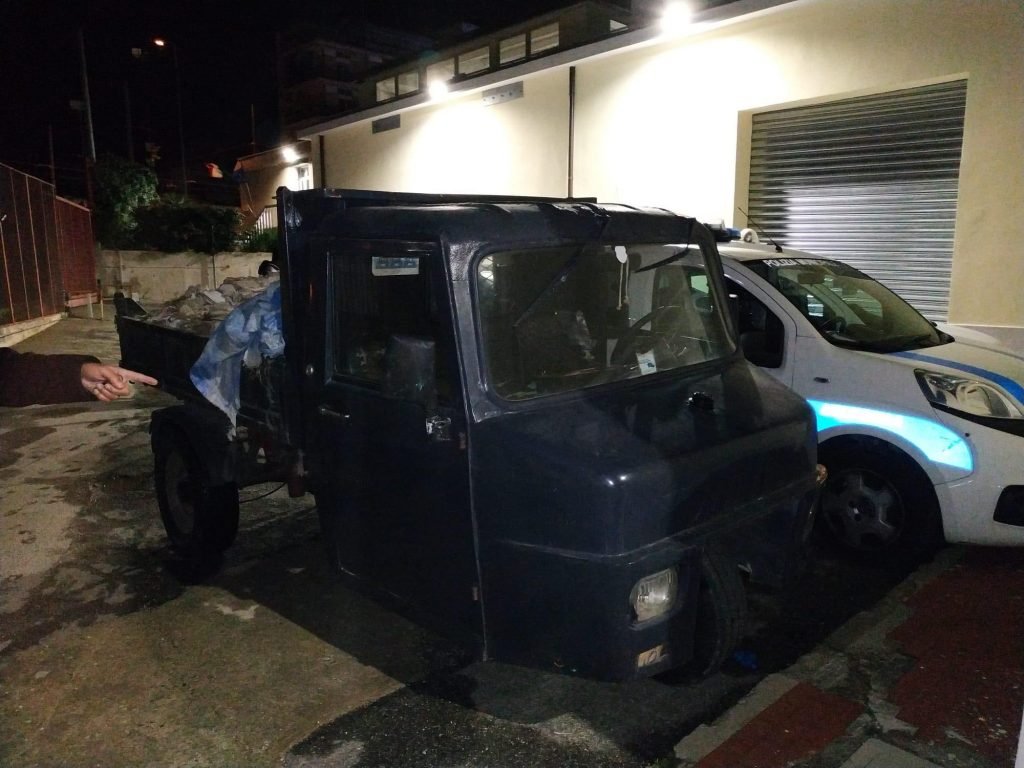Getta rifiuti nel torrente Bisconte. Denunciato dalla Polizia Municipale. Non era la prima volta. 3 bisconte fermato 2