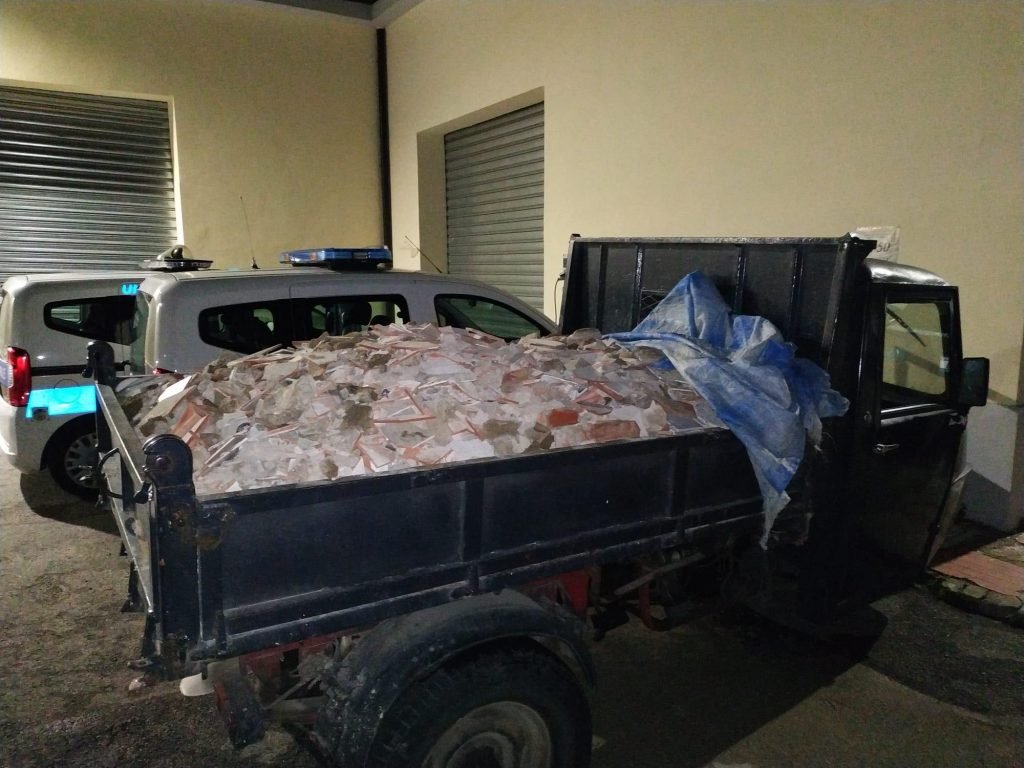 Getta rifiuti nel torrente Bisconte. Denunciato dalla Polizia Municipale. Non era la prima volta. 5 bisconte fermato 4