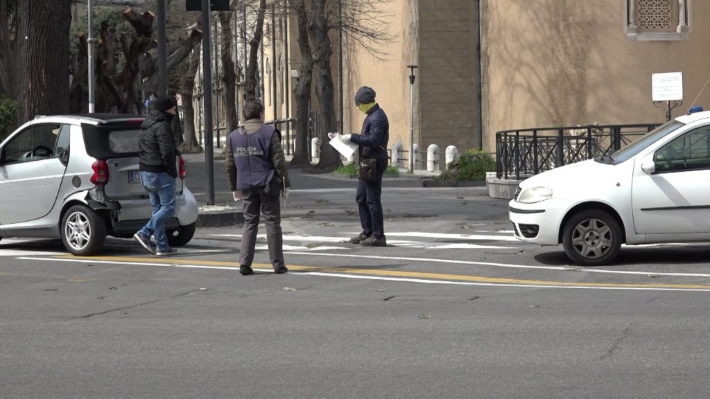 Messina ed il coronavirus: troppe auto per strada. Nonostante i controlli serrati. 2 00007.00 05 11 03.Immagine002