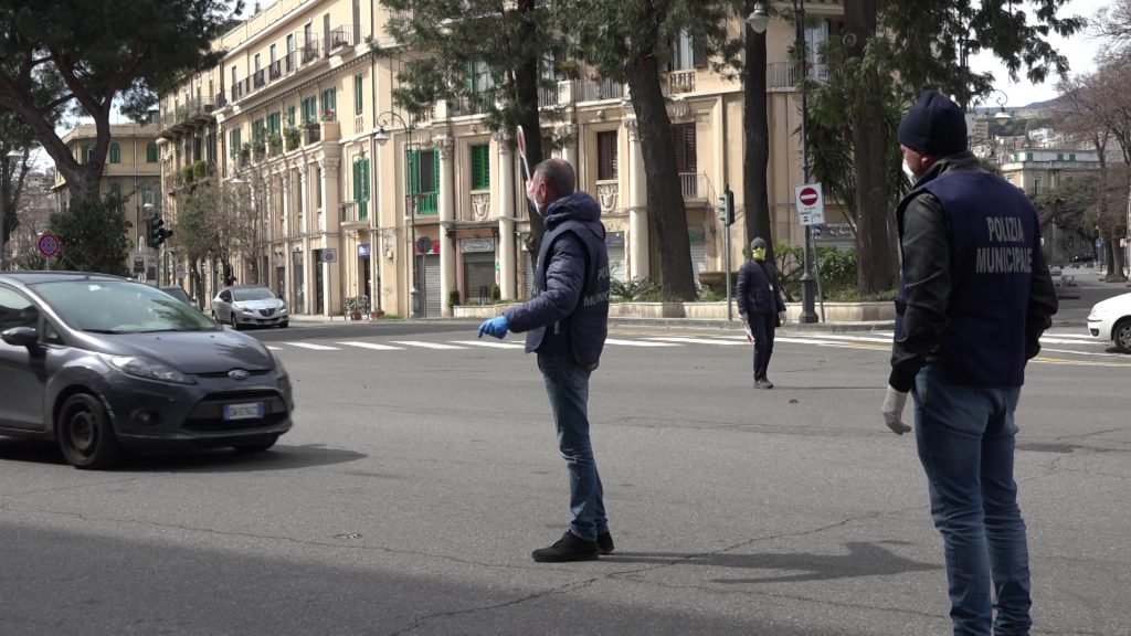 Messina ed il coronavirus: troppe auto per strada. Nonostante i controlli serrati. 8 00007.00 06 44 16.Immagine008