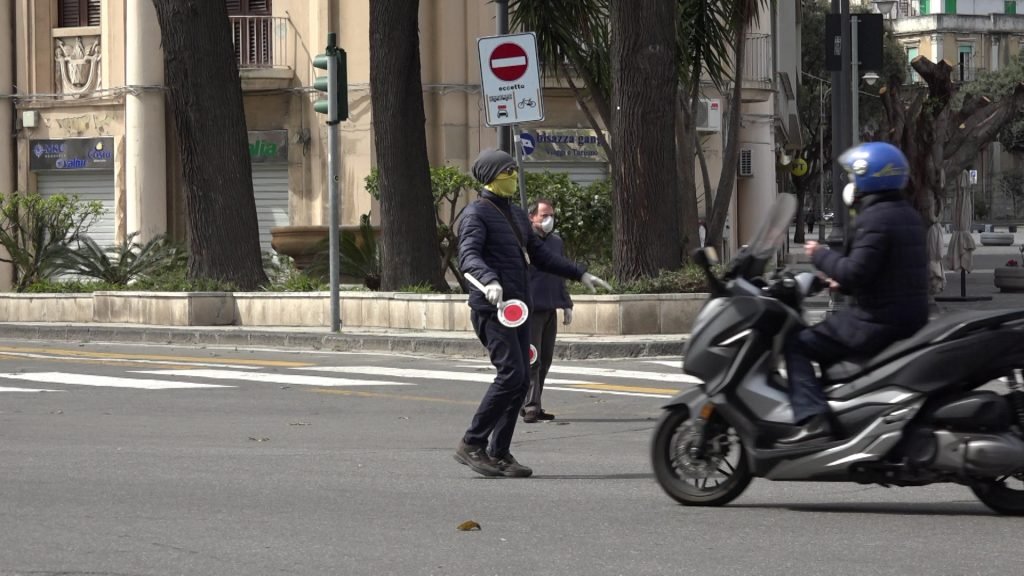 Messina ed il coronavirus: troppe auto per strada. Nonostante i controlli serrati. 10 00007.00 07 37 18.Immagine010