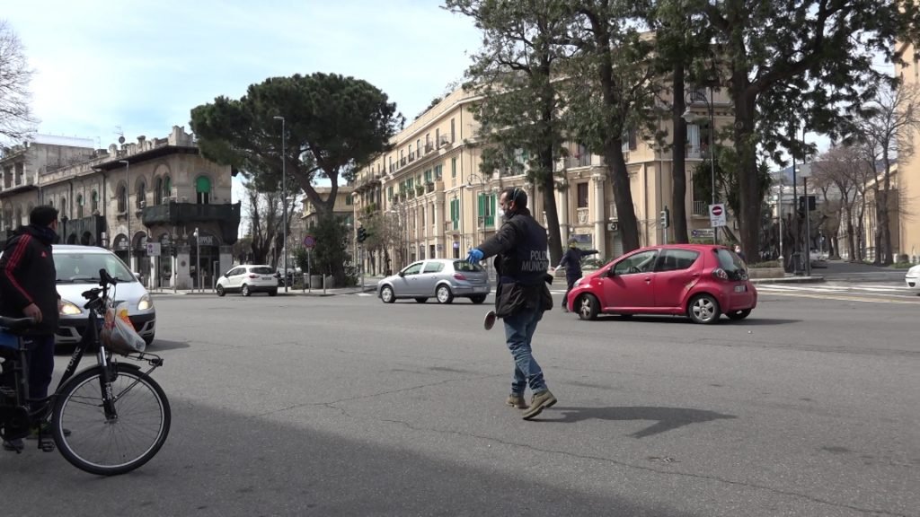 Messina ed il coronavirus: troppe auto per strada. Nonostante i controlli serrati. 11 00007.00 07 46 23.Immagine011