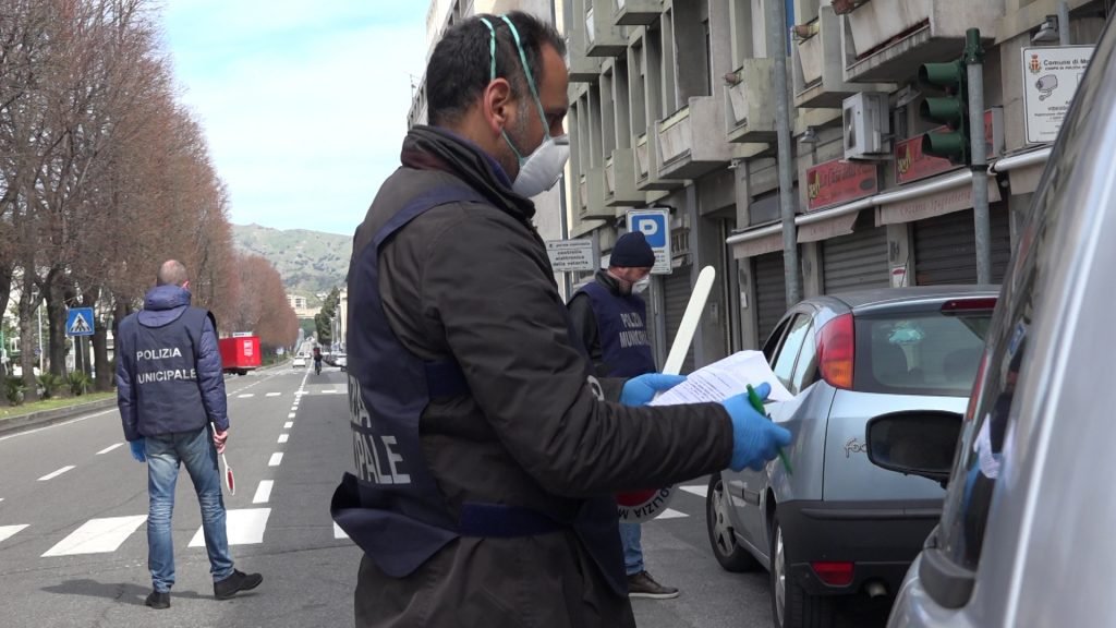 Messina ed il coronavirus: troppe auto per strada. Nonostante i controlli serrati. 14 00007.00 08 12 10.Immagine014
