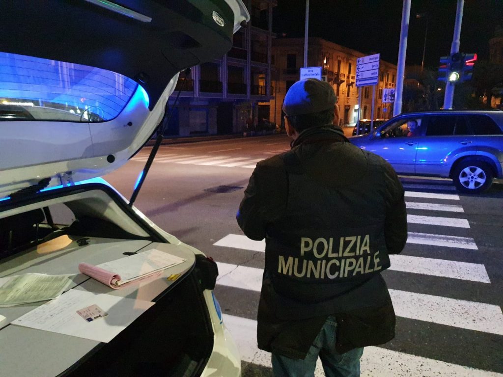 Messina e coronavirus: i controlli e le 3 denunce di una notte con gli agenti della Municipale ed il commissario Giardina 2 WhatsApp Image 2020 03 14 at 23.05.04 1