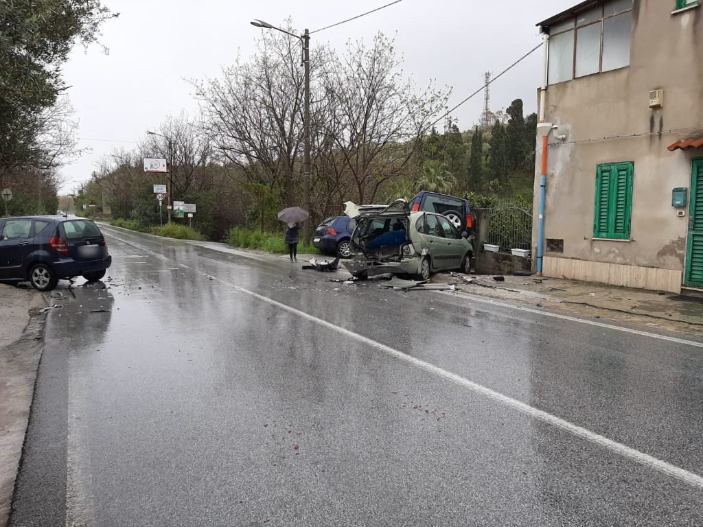 Incidente ad Ortoliuzzo: autonomo ma colpisce tre auto in sosta 2 incidente ortoliuzzo2