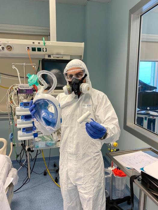 Maschere da snorkeling riconvertite per i medici... 2 maschere