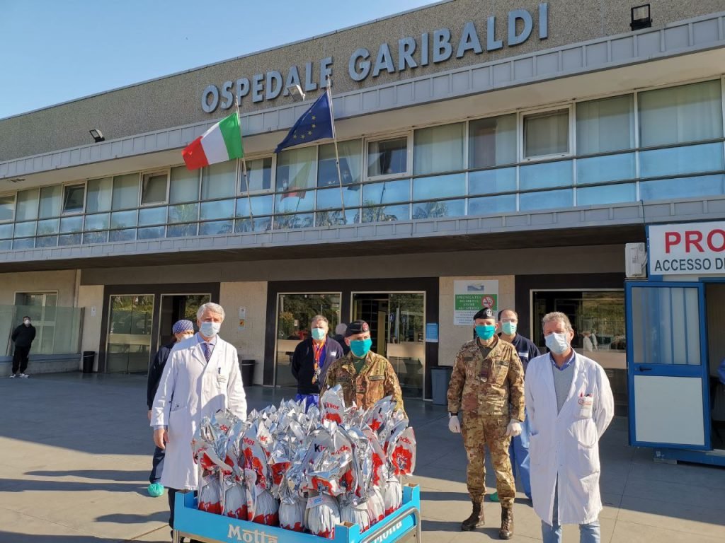 L’Esercito è solidarietà I militari dell’Esercito donano a Catania uova pasquali ai bambini dei reparti oncologici della città 2 2 foto di gruppo ospedale garibaldi nesima1