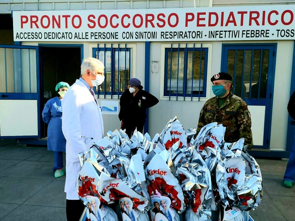 L’Esercito è solidarietà I militari dell’Esercito donano a Catania uova pasquali ai bambini dei reparti oncologici della città 3 3 consegna uova pasquali dal comandante di reggimento1