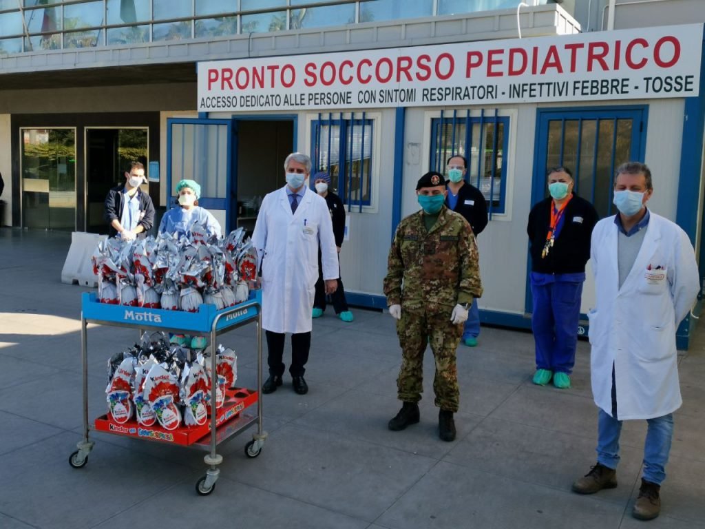 L’Esercito è solidarietà I militari dell’Esercito donano a Catania uova pasquali ai bambini dei reparti oncologici della città 4 4 foto di gruppo pronto soccorso pediatrico1